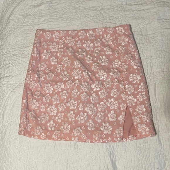 wild fable Dresses & Skirts - Pink and White Wild Fable Floral Mini Skirt with Slit